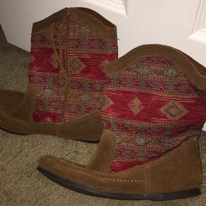 LADIES BRAND NEW MINNETONKA BOOTS Moccasins SZ10